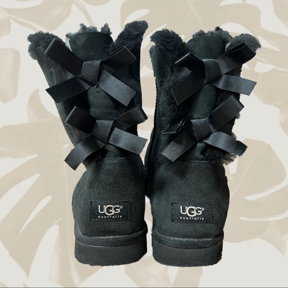 UGG - Black Ribbon Uggs